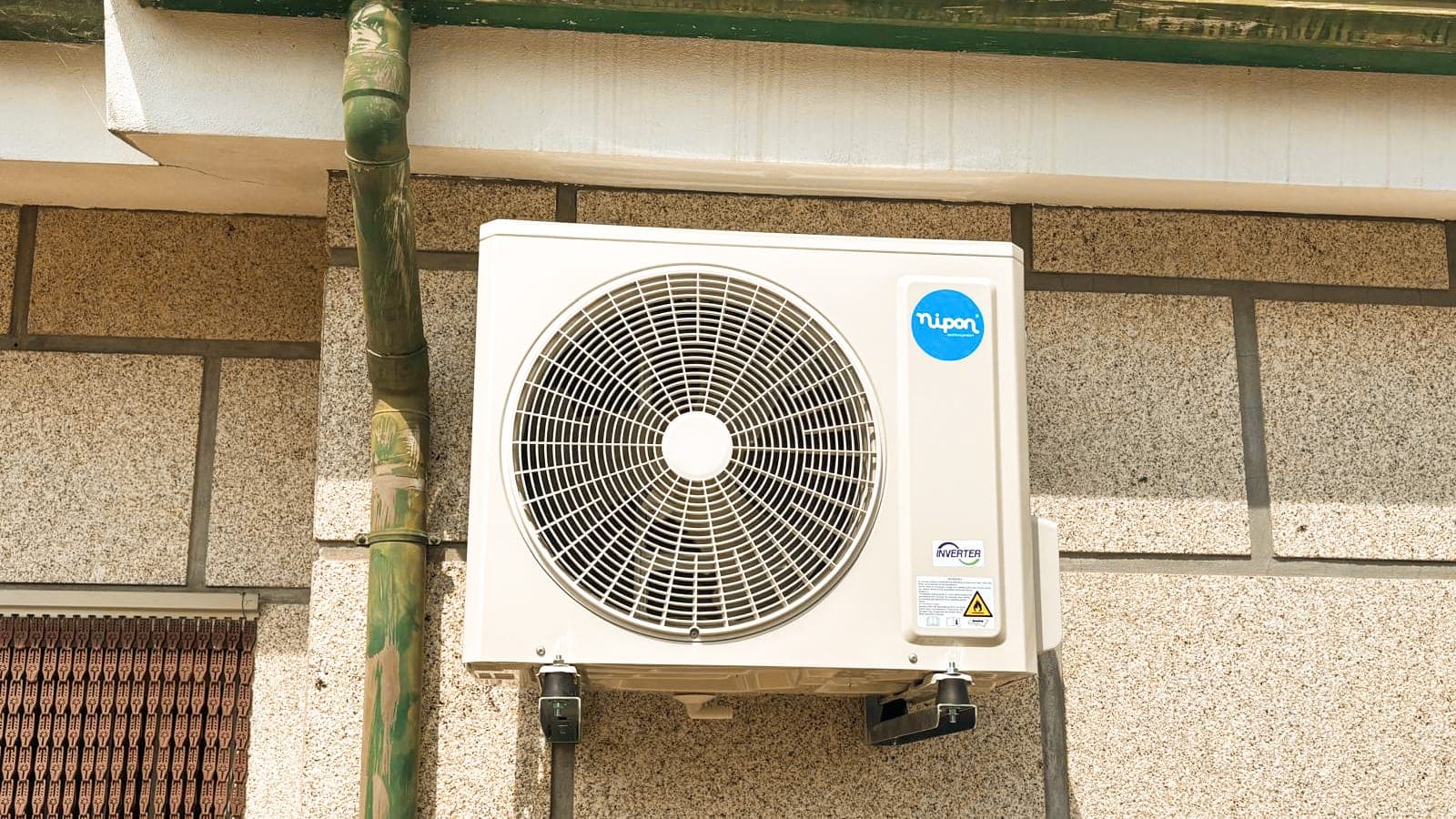 Unidade exterior de ar condicionado Nipon instalada pela LEFE