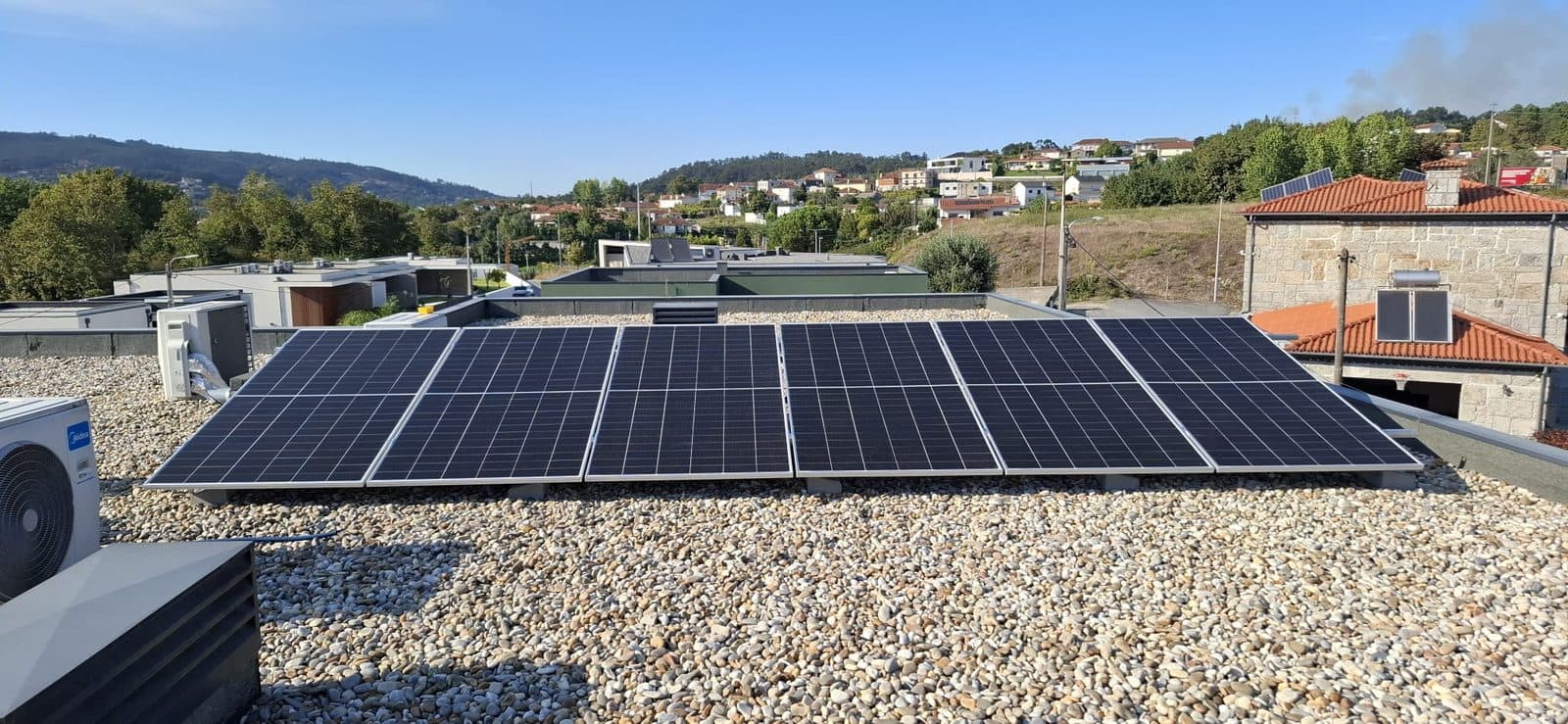 Fotovoltaico de 3,54 kWp em cobertura plana