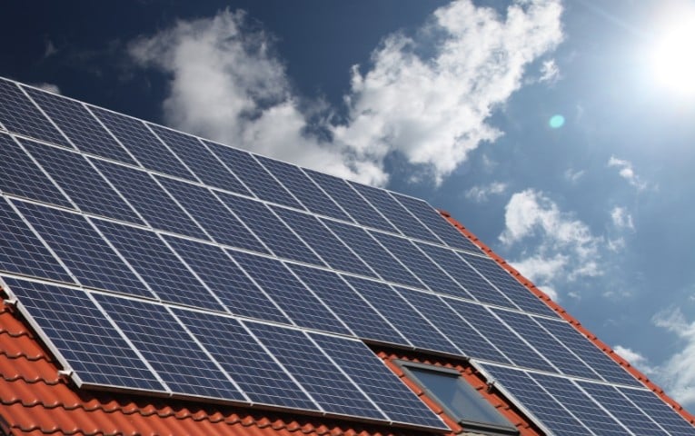 Vale a pena vender o excedente da energia solar à rede?