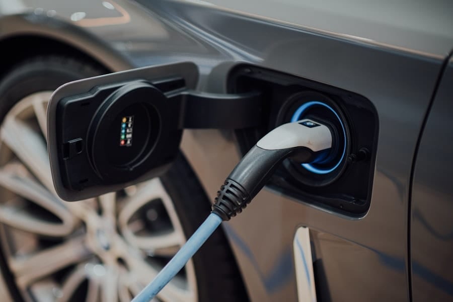 Carregar o Carro Elétrico em Casa com Solar: Quanto Poupas por Ano?